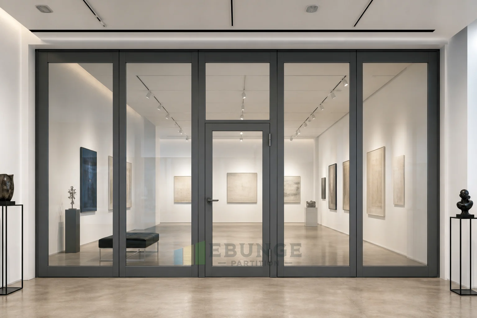 Cloisons vitrées mobiles pour les zones de briefing des halls d'exposition — vue d'application d'ouverture, concept explicatif EBUNGE de cloison vitrée mobile