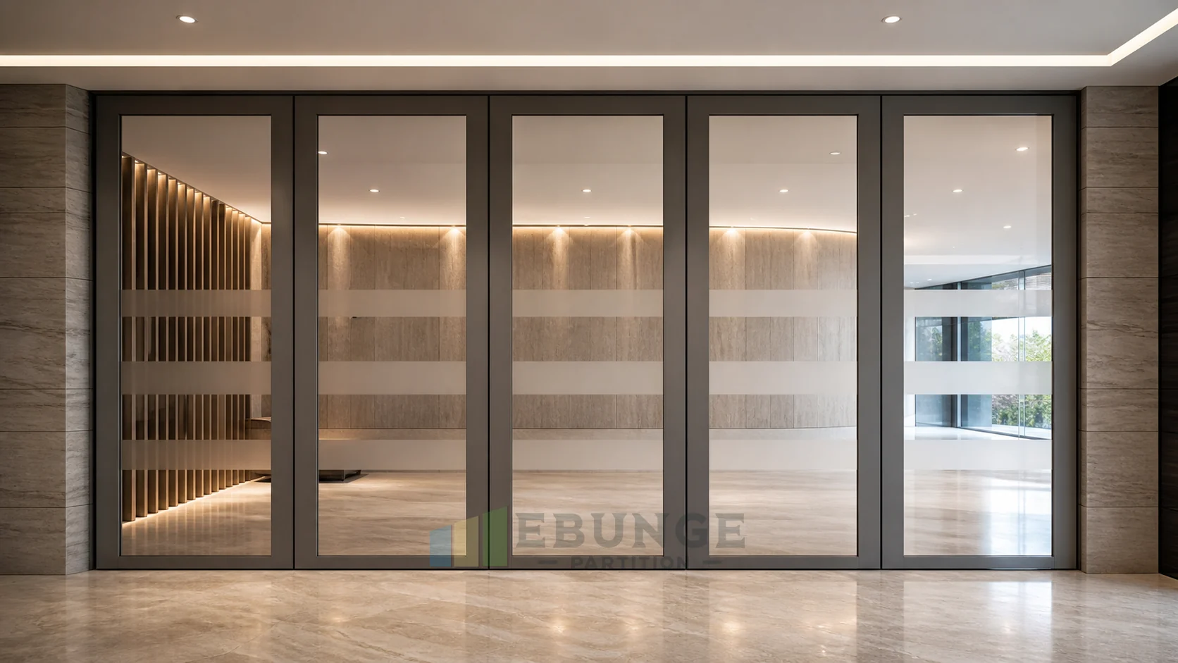 Cloisons vitrées mobiles pour suites d'événements en foyer de théâtre — concept explicatif de cloison vitrée mobile EBUNGE pour une application intérieure alternative