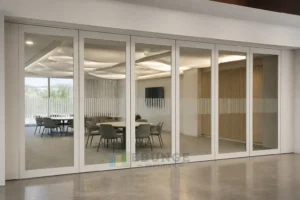 Étude de site d'une salle de commission de congrès dans le cadre de l'installation d'une cloison vitrée mobile