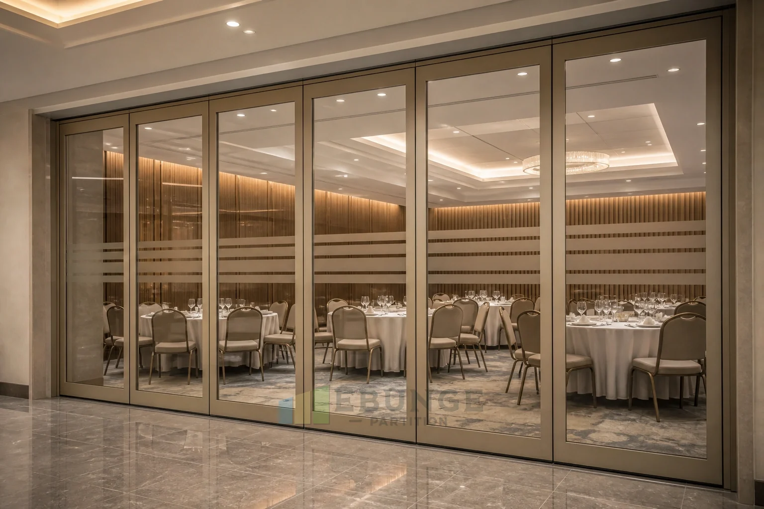Demande de preuves pour un étage d'événement de restaurant dans le cadre de l'approvisionnement en cloison vitrée mobile — détail d'application commerciale, concept explicatif de cloison vitrée mobile EBUNGE