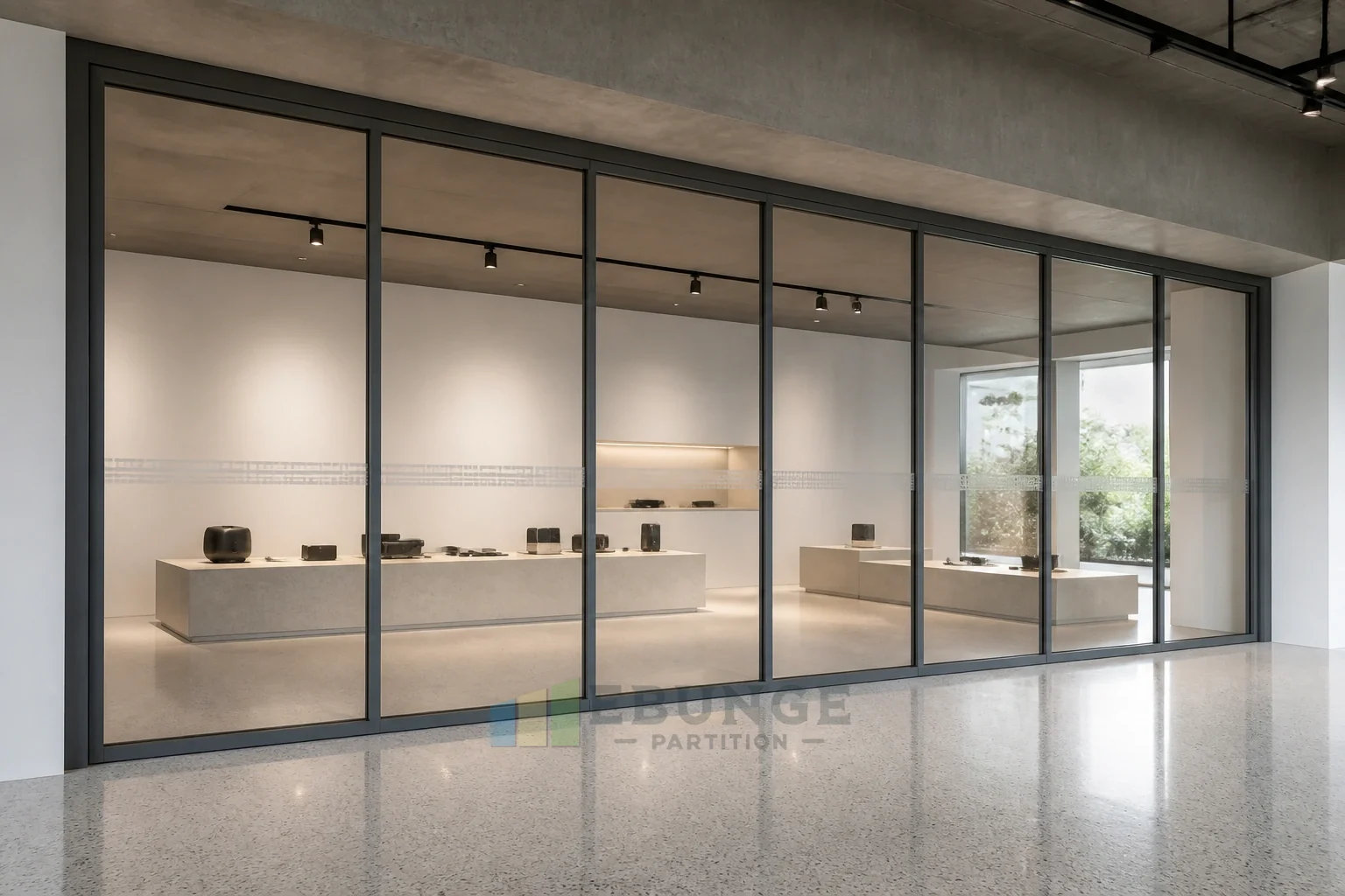 Parcours de livraison d'un centre d'apprentissage universitaire lors de l'installation d'une cloison mobile en verre — détail d'application commerciale, concept explicatif de cloison mobile en verre EBUNGE