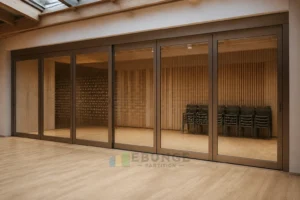 Accès au plafond d'un studio de répétition culturel dans une installation de cloison vitrée mobile