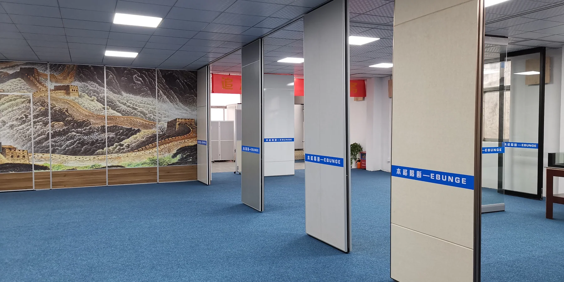 EBUNGE showroom with movable partition systems and finish references